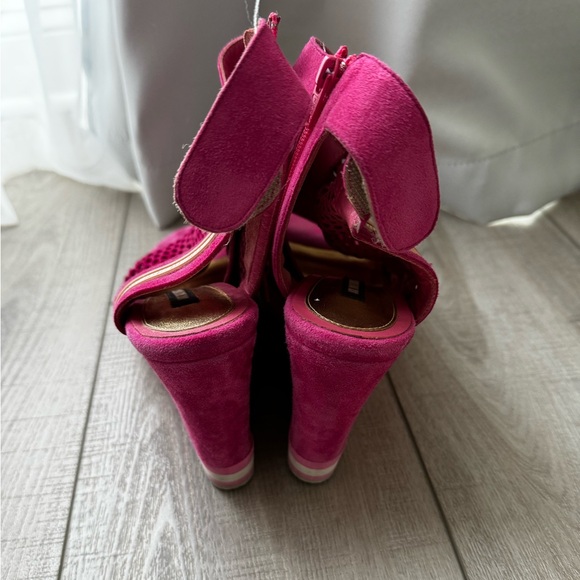 Bikkembergs Fuschia Pink Strappy Cape Robbin Heels. Pre owned. Size 39. - Picture 7 of 11